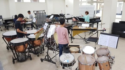 東華管樂社打擊組於寒假期間社員辛勤練習貌
