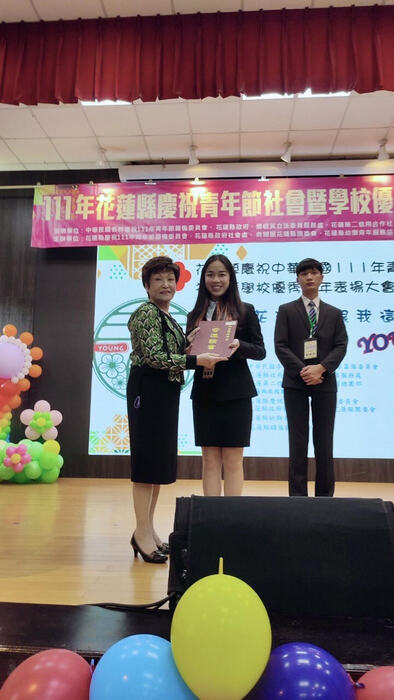 特殊教育學系詹馥萱同學接受縣市授獎。