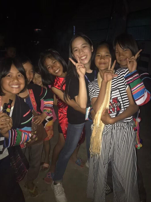 特殊教育學系詹馥萱同學（左3）於泰北進行國際志工，與當地小朋友進行合影。