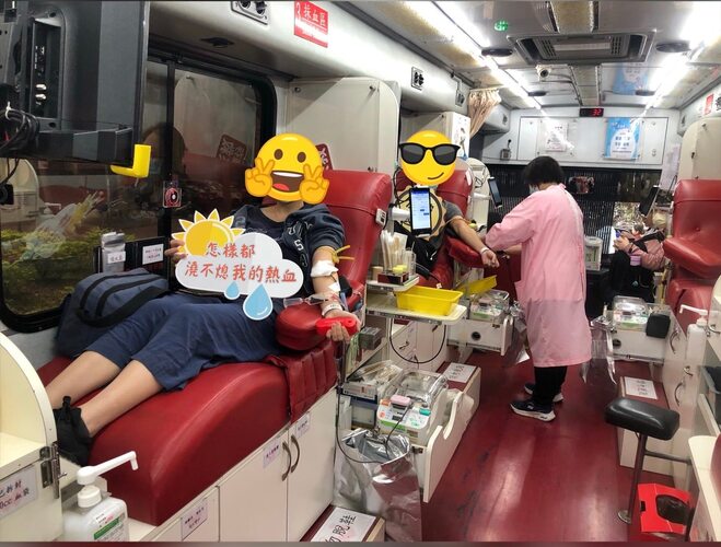 同學們依序上台捐血,內心喜樂滿盈