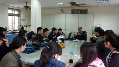 於花蓮縣交通警察隊第二分隊開會討論道路駕駛問題