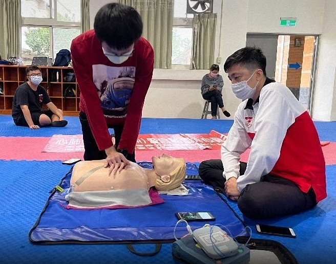 學員執行CPR+AED考試