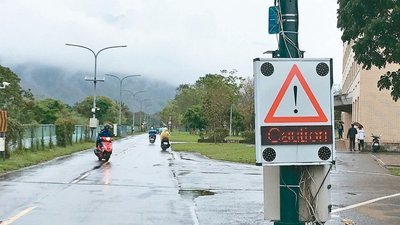 東華大學推動智慧校園,在校內重要路口設置防撞系統,大幅減少肇事率。