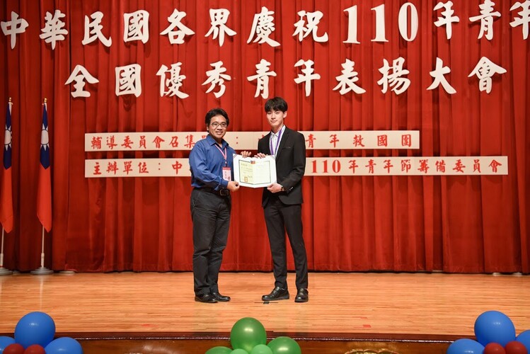 國際企業學系四年級陳人平同學榮獲總統獎