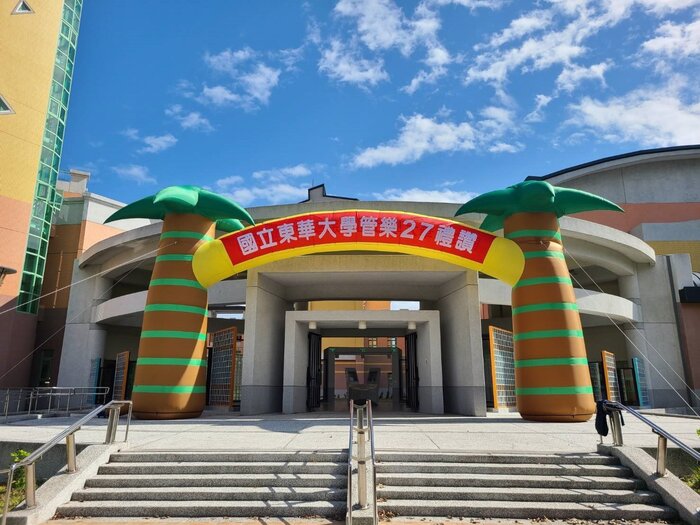 活動氣球拱門在藝術學院前與藍天白雲相映照，感受音樂饗宴的氣勢與磅礡