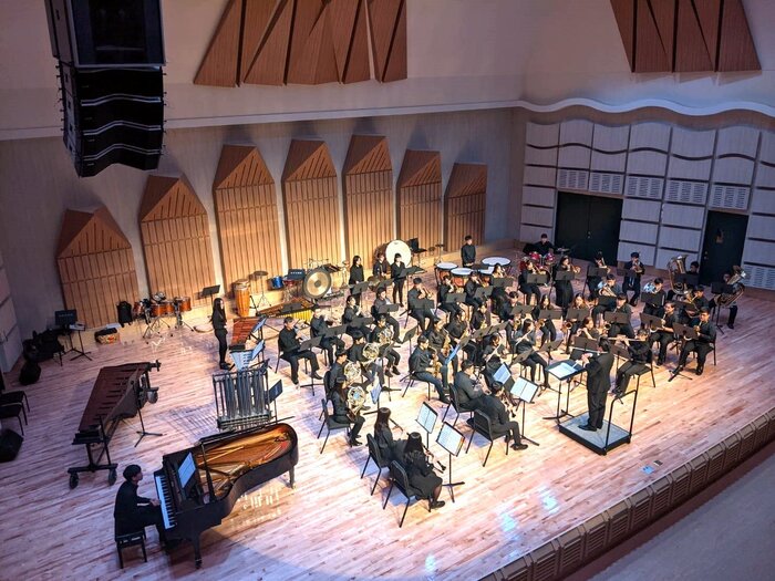 東華大學音樂系管樂團於呂彥輝指揮老師的帶領下，進行「管樂27禮讚」開場演出