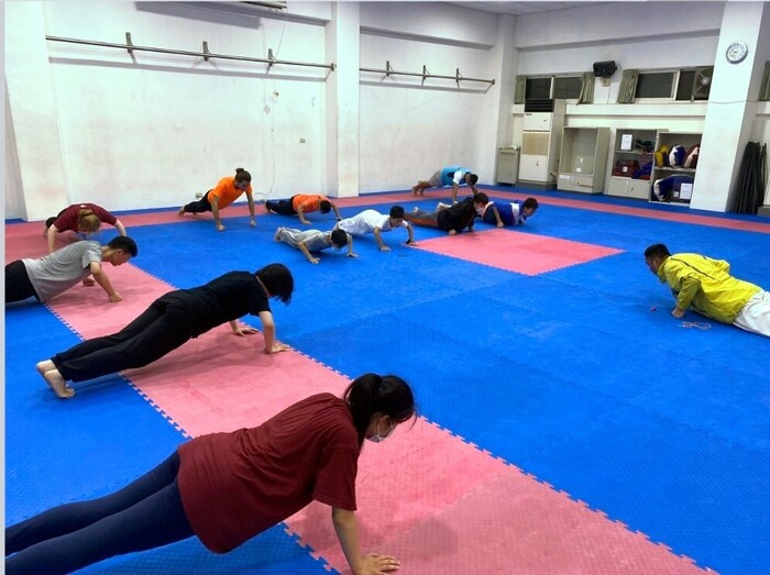 跆拳道社-社課的肌力訓練課程
