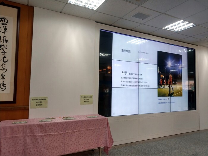 圖書館一樓大廳之電視牆面，播放「東華新鮮人畫話」電子書；與旁側刊物供同學觀覽